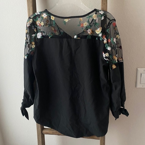 Black blouse size M - embroidered floral detailing - Picture 2 of 3